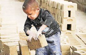 دست و پنجه نرم کردن کودکان کار با کرونا و بی رحمی روزگار