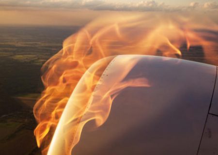 آتش گرفتن موتور هواپیما بر فراز آسمان