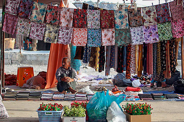 صدور مجوز فعالیت دست‌فروشان در بازارچۀ محله‌ای «۲۲ بهمن»