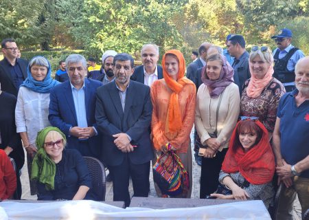 خوشامدگویی وزیر میراث فرهنگی به گردشگران خارجی در باغ شاهزاده ماهان