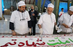 پخت کیک  ۱۱۰ متری خادمیاران رضوی در جوار مزار حاج قاسم