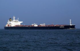 دو نفتکش حامل نفت ایران برای ونزوئلا تغییر مسیر دادند